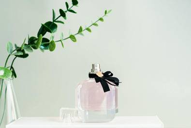 Mit opakowań perfumeryjnych: czy naprawdę wpływają na cenę?